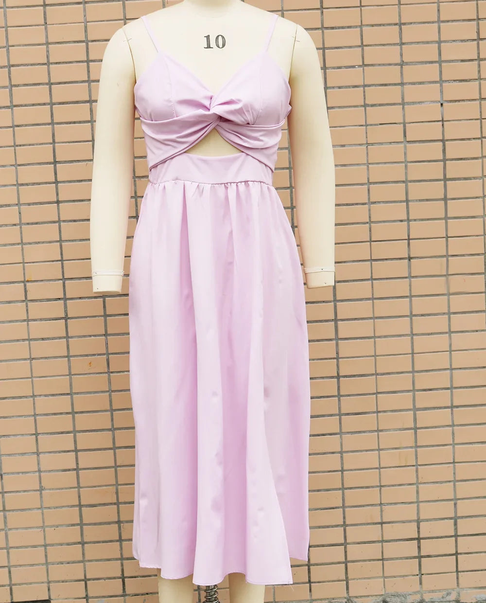 Damenbekleidung im neuen Stil von Amazon, Tank-V-Ausschnitt, großes Swoop-Kleid, schlank, dass Sie Ihre Silhouette glättet, mittellanges Kleid mit offenem Rücken.