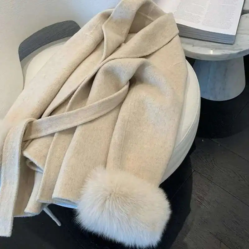 Damen Neue Herbst Und Winter Vielseitige Tweed Cape Mantel Gürtel Modelle Hochrangige Sinn für Fuchs Pelz Manschetten Mischungen Mantel für Frauen.