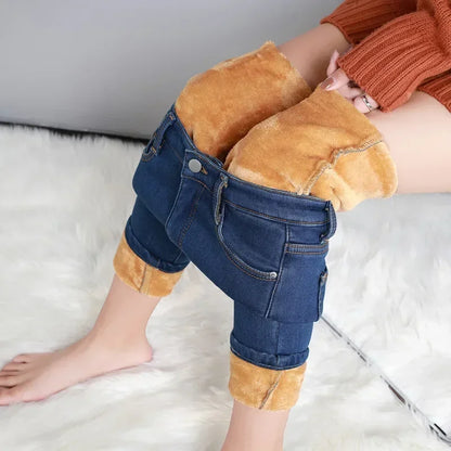 Frauen Thermische Dünne Jeans Mom Winter Warme Plüsch Stretch Jeans Dame Fleece Schnee Denim Hosen Student Bleistift Gerade Bein Hosen.