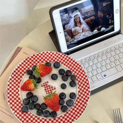 INS High Beauty Plate Vintage French Red Checkered Bear Plate Cute Ceramic Round Plate Dessert Breakfast Creative Dish Circular.