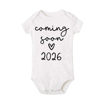 Bald 2026 Baby-Ankündigungskleidung für Neugeborene, Sommer-Bodys für Jungen und Mädchen, Strampler für Schwangere, enthüllt Kleidung.