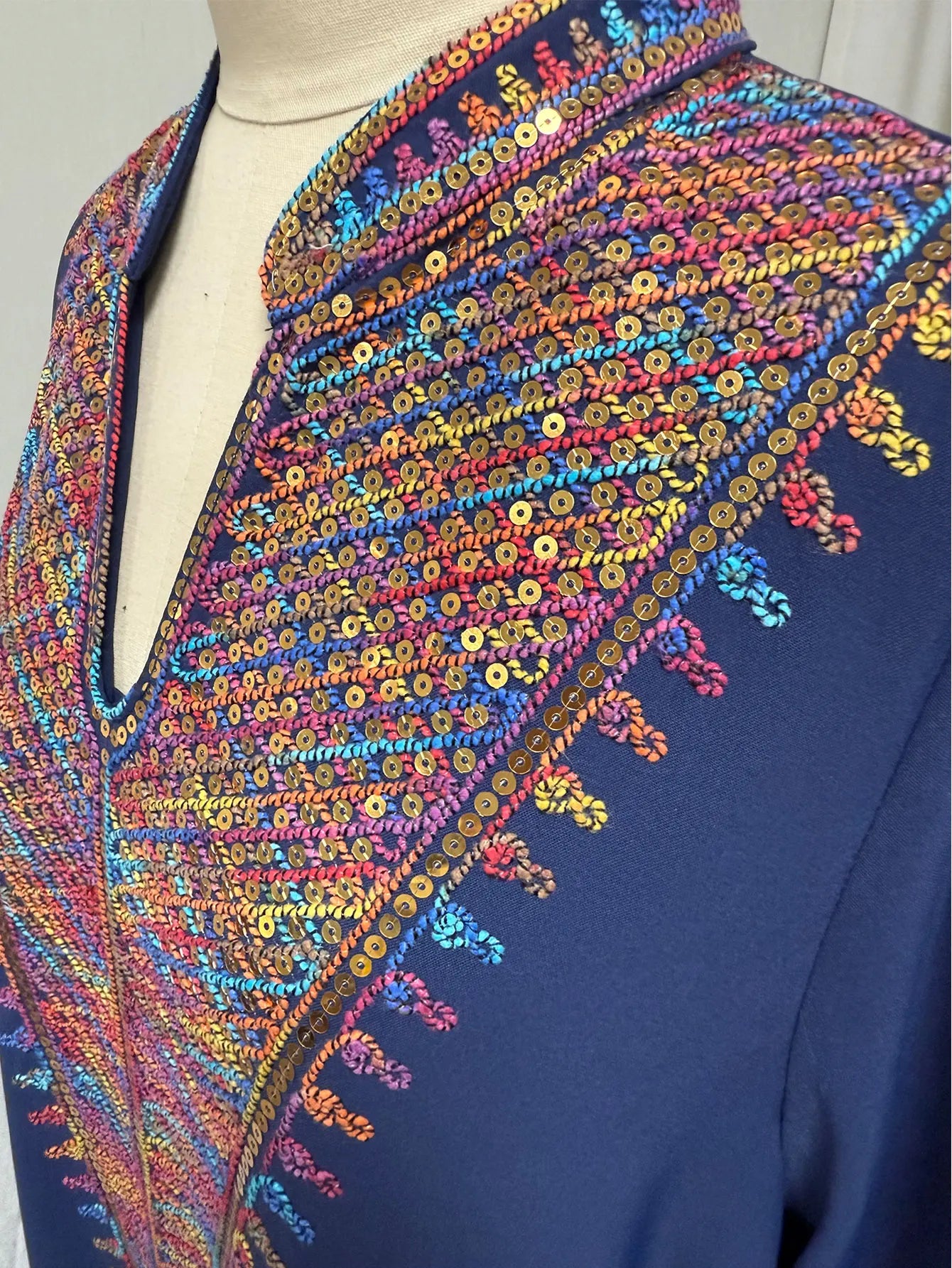 2025 New Luxury Muslim Abaya Off White Intricate Colorful Embroidery Detailing Ideal for Saudi Arabian Formal Gatherings Islam.