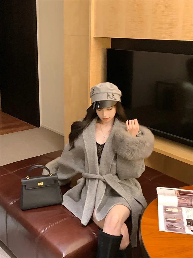 Grauer Wollmantel mit Krawatten-Taillenkollektion für Damen im Herbst und Winter 2024, neuer langärmeliger, lockerer High-End-Cape-Mantel, mittellanges Oberteil.