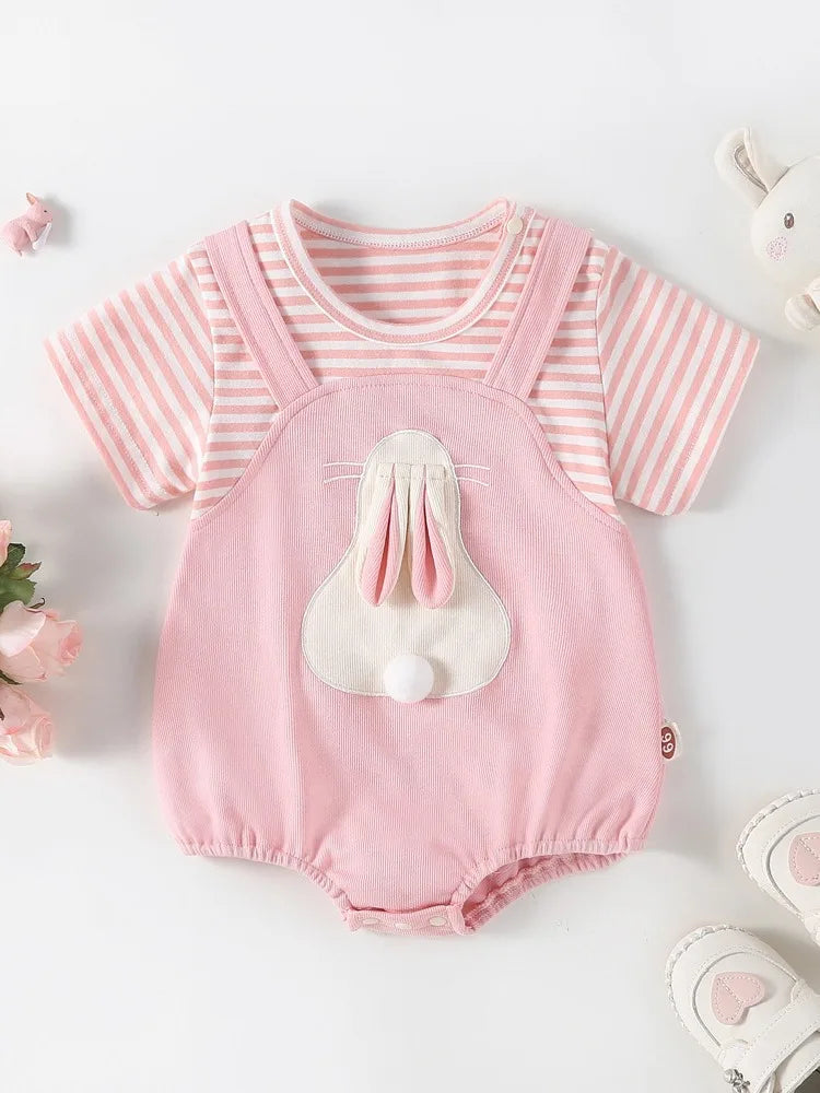 2024 Sommer Baby Mädchen Kleidung niedlichen Hasen falsch zweiteiligen Bodysuit Kleinkind Streifen Patchwork einteilige Kleidung.