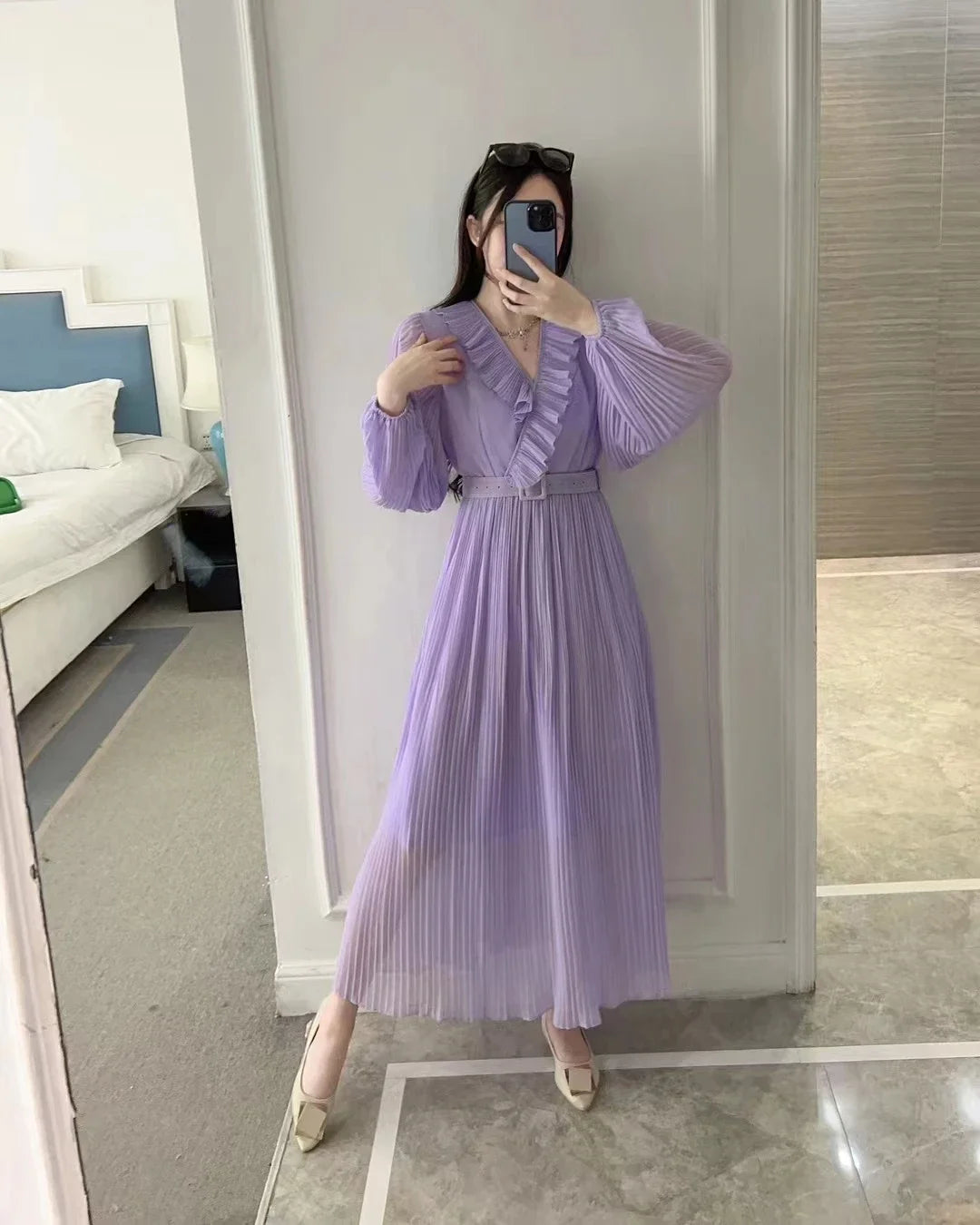 2023 neue Frühling Herbst Frauen Rüschen V-ausschnitt Langarm Gürtel Dünne Lange Kleid Hohe Qualität Mode Big Hem Chiffon Plissee Kleid.