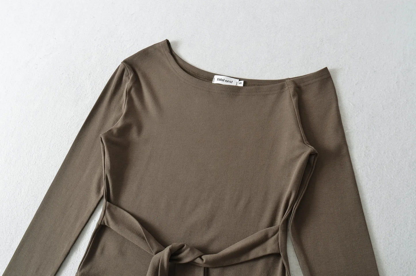 Sexy Long Sleeve T-Shirt Women's Waist Cinched Shoulder Bared Strap Design Autumn 2025 Irregular Halter Neck Top for Trendy Girl.