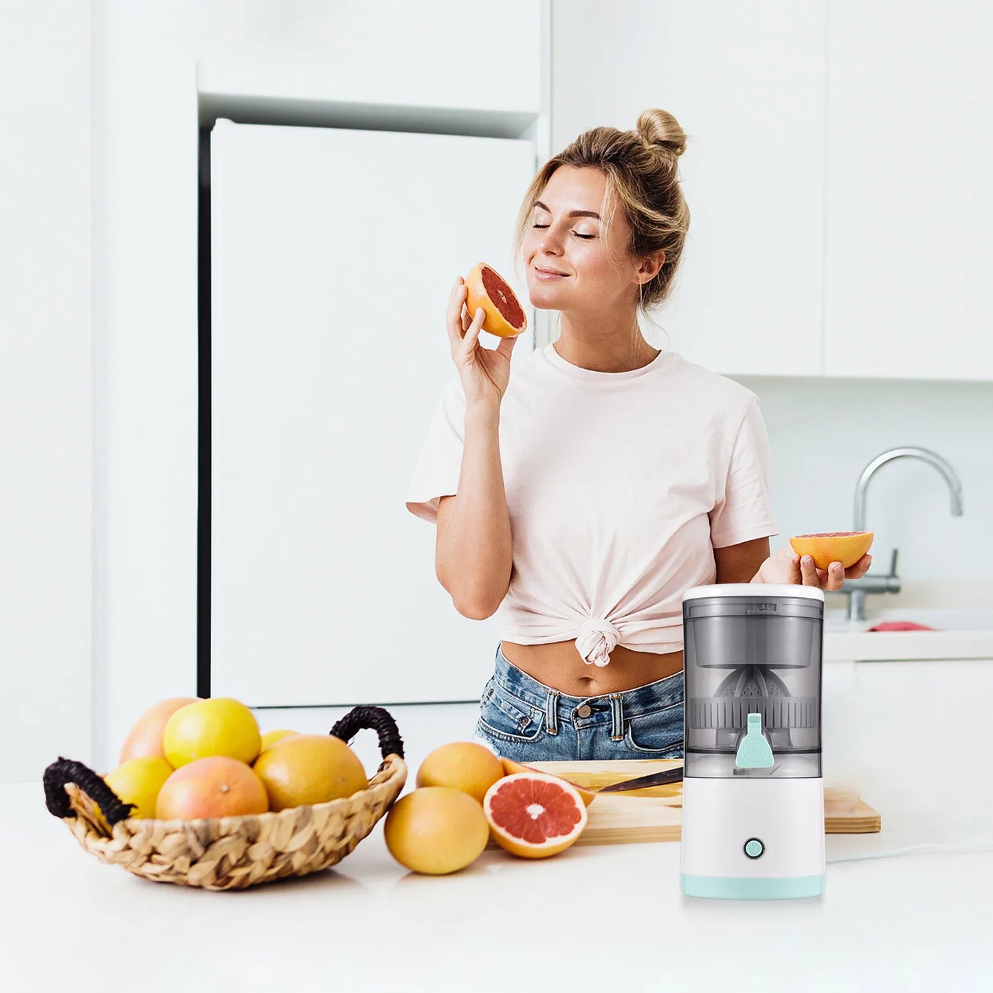 Electric Orange Juice Squeezer Hands Free Portable Citrus Juicer for Orange Lemon Apple USB Powered Detachable &Washable.