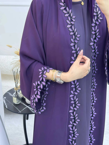 Dubai Elegante beige Abaya für muslimische Frauen – ingewöhnlich gefertigt mit mehrfarbigem Stickerei-Stück in islamischer bescheidener Mode.