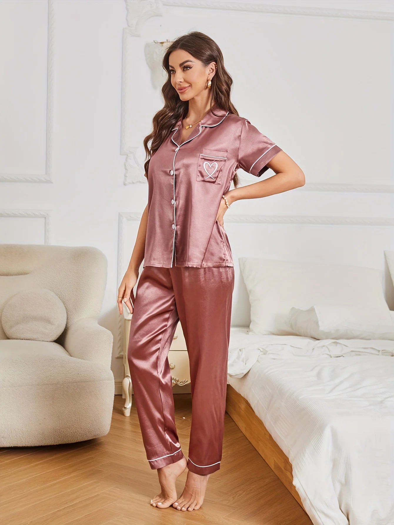Pyjama-Set aus Satin mit Herz-Stickerei, lässig, kurzärmelig, Knopfleiste, Reverskragen, Oberteil und Hose, Damen-Nachtwäsche