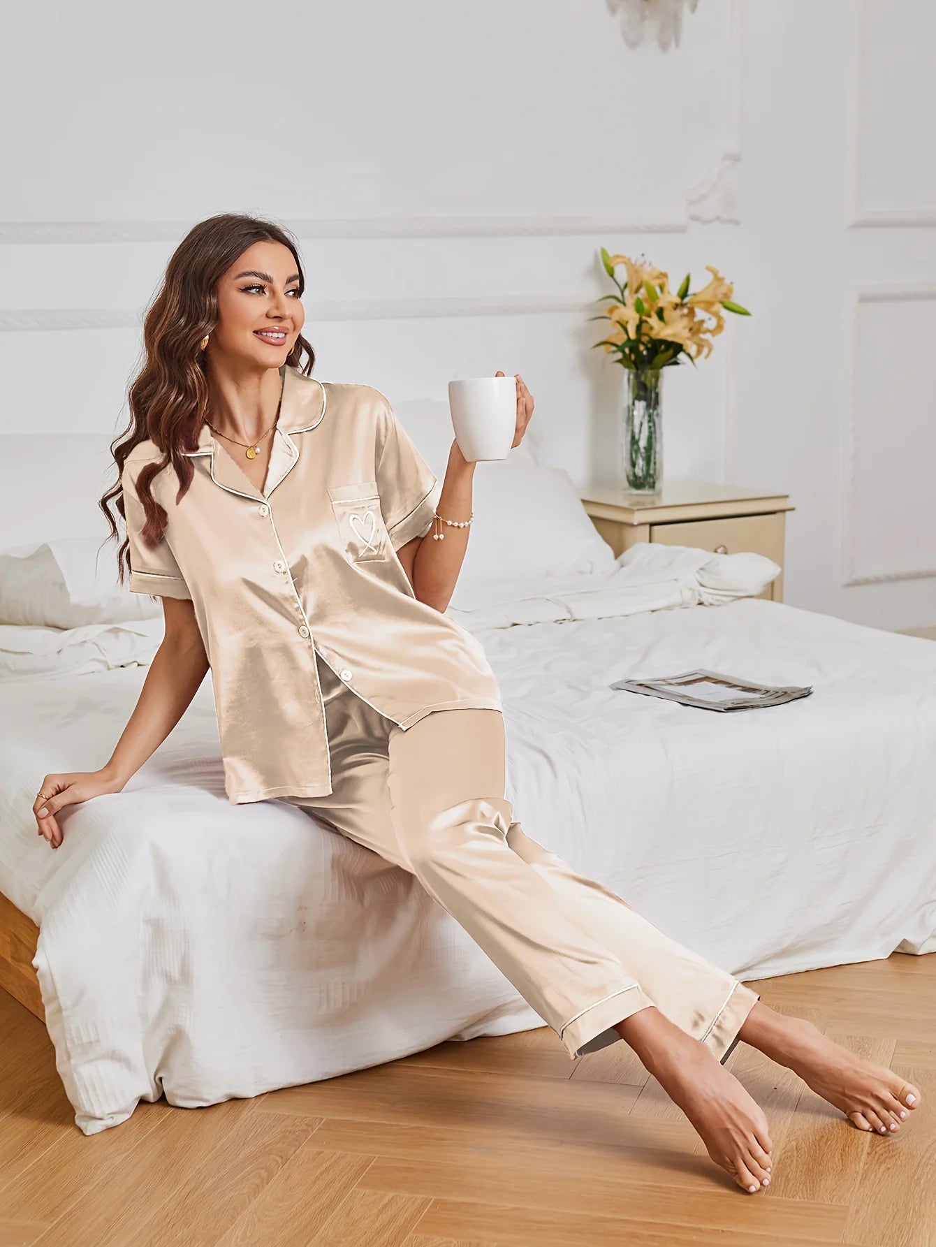 Pyjama-Set aus Satin mit Herz-Stickerei, lässig, kurzärmelig, Knopfleiste, Reverskragen, Oberteil und Hose, Damen-Nachtwäsche.