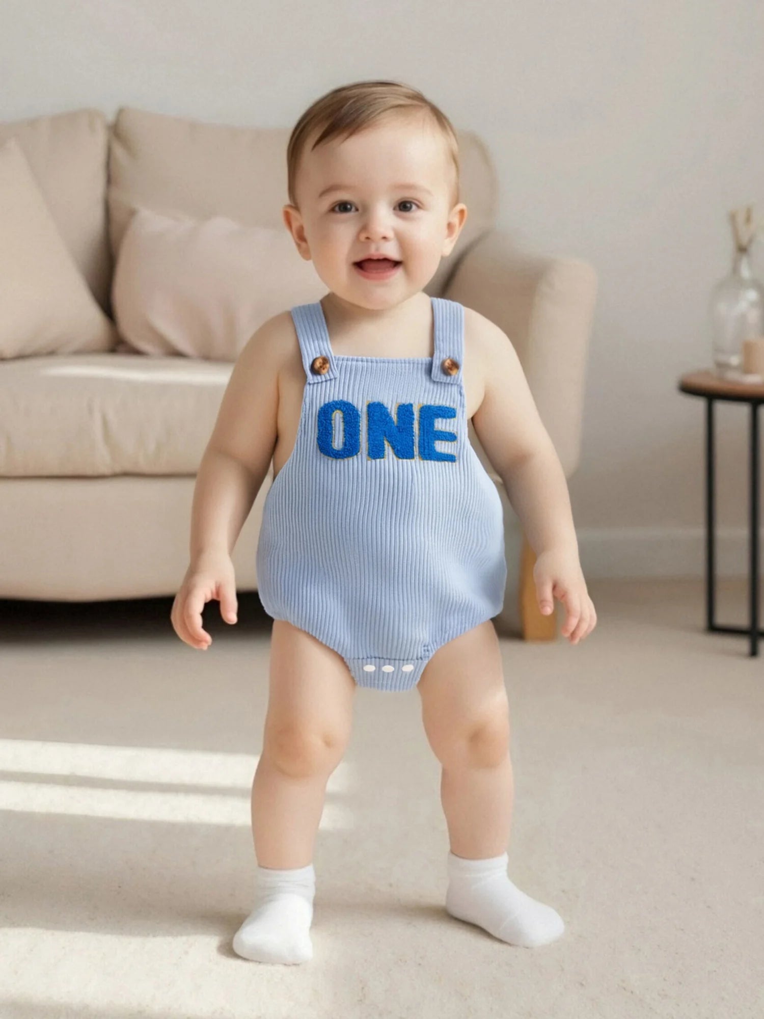 Baby-Overall, ärmellos, quadratischer Ausschnitt, Buchstaben-Stickerei, Strampler für Neugeborene, einjähriges Outfit für Jungen und Mädchen.