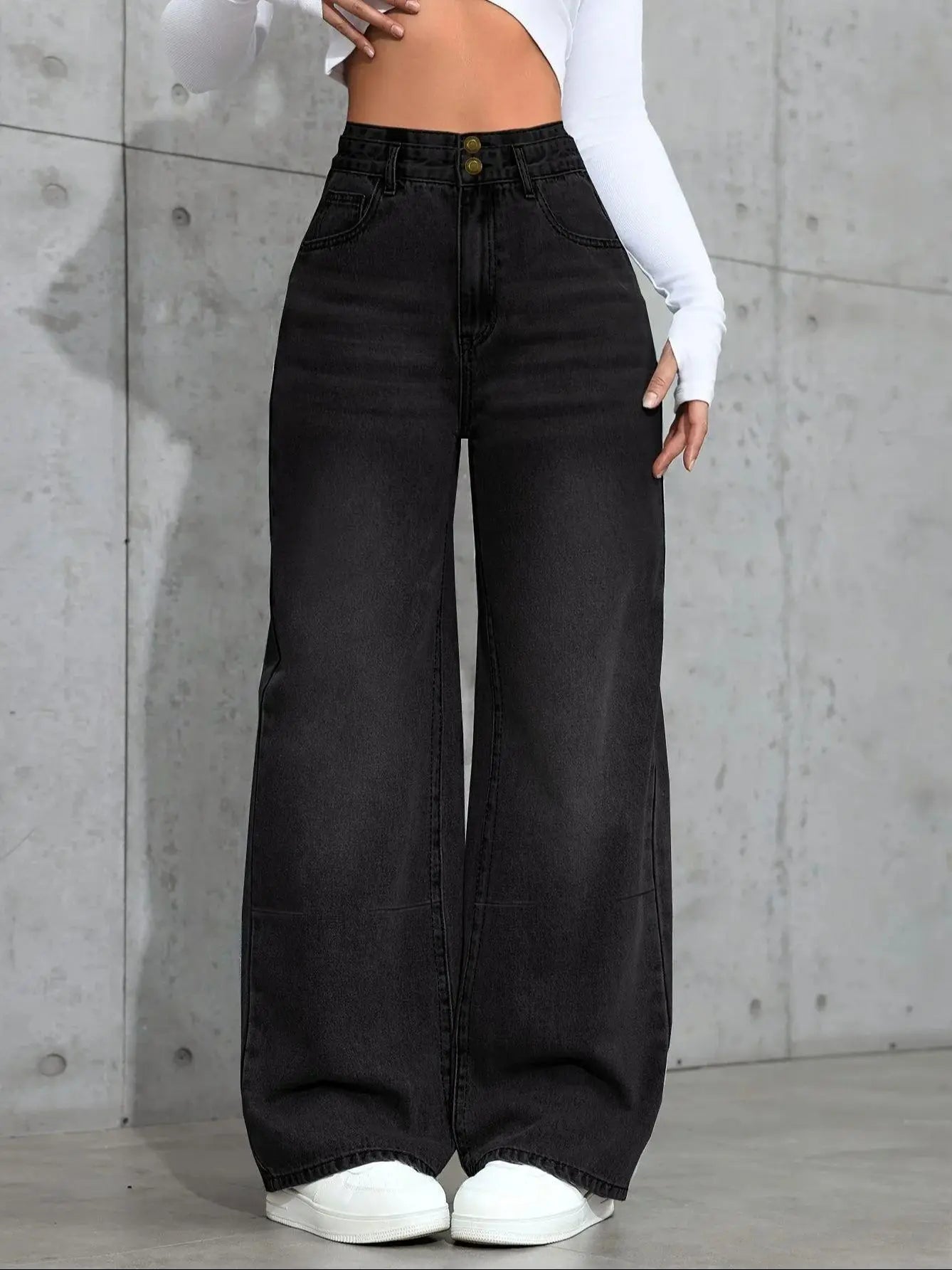 Women's straight jeans are casual in style with a comfortable fit with pockets, perfect for casual wear.