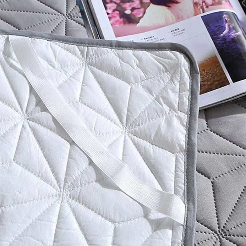 Sandwich Cotton Quilted Waterproof Bed Pad Elderly and Children Bed Protectors Pads Non-slip Anti Dust Skin-friendly Bed Cover.