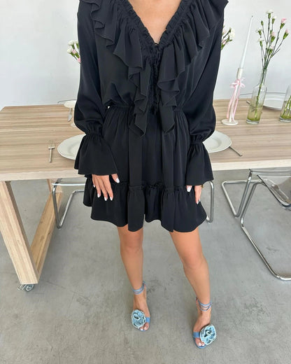 Glänzendes gekräuseltes weißes Mini kleid mit V-Ausschnitt, weibliches Patchwork, langärmliges, elegantes Verband-Mode kleid, hoch tailliertes Schnür kleid für Frauen