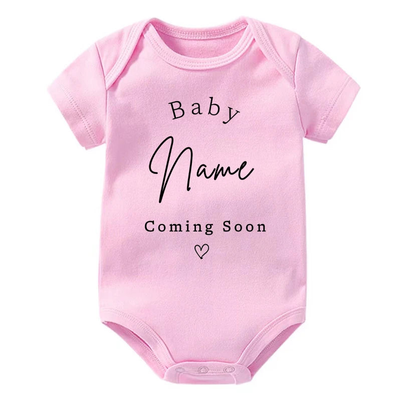 Personalisierter Baby-Body zur Schwangerschaftsankündigung, individueller Baby-Name, der bald kommt, Strampler aus Baumwolle, personalisierter Kleinkind-Overall.