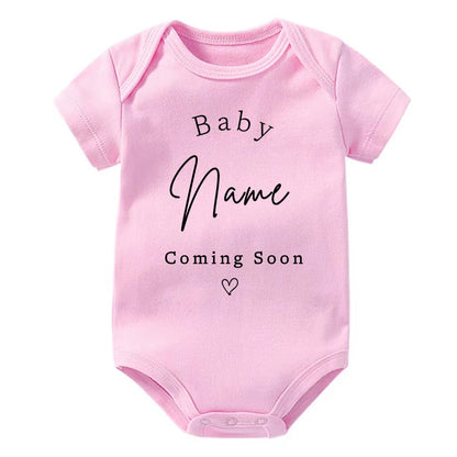 Personalisierter Baby-Body zur Schwangerschaftsankündigung, individueller Baby-Name, der bald kommt, Strampler aus Baumwolle, personalisierter Kleinkind-Overall.