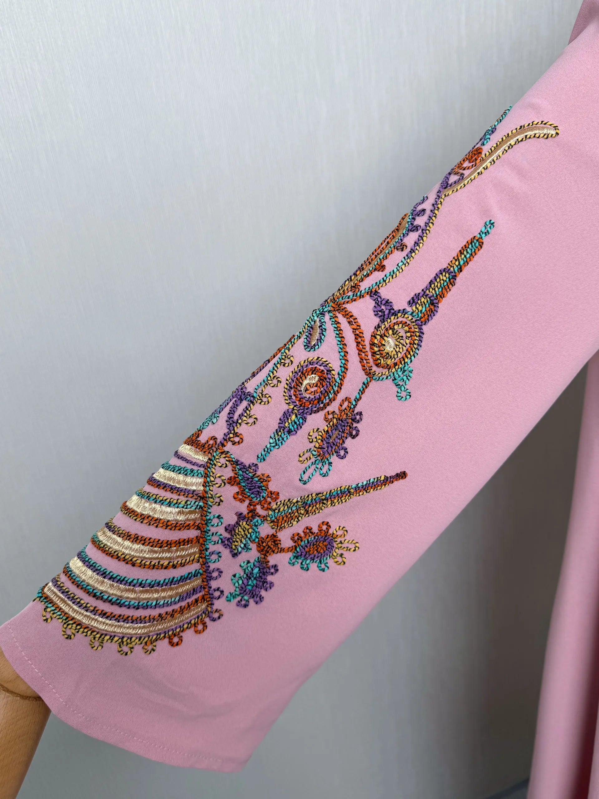 2025 Dubai New Inspired Pink Muslim Abaya Colorful Embroidery on Neckline & Sleeves Perfect for Middle Eastern Cultural Events.