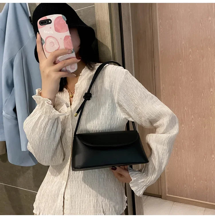Internet celebrity retro small bag for women in autumn and winter, new trendy crossbody bag, fashionable one shoulder small bag.