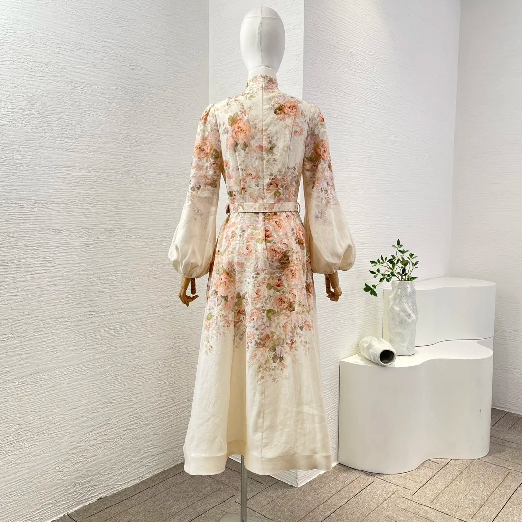 Schwarzes Leinen-Midikleid mit Rokoko-Blumendruck, langen Ärmeln und hoher Taille.