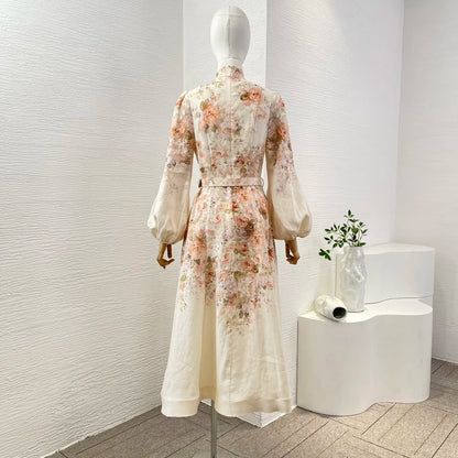 Schwarzes Leinen-Midikleid mit Rokoko-Blumendruck, langen Ärmeln und hoher Taille.