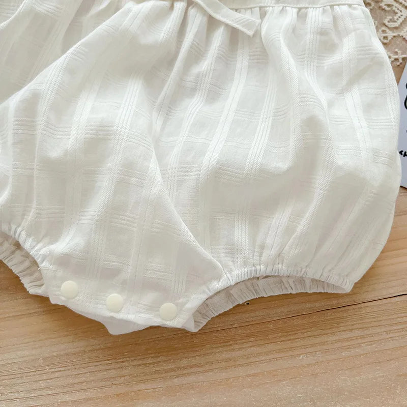 2025, Sommer, bezaubernd, ärmellos, Fliege, Blume, bestickt, für Neugeborene, Mädchen, einteiliger Bodys, weicher Baby-Spitzen-Overall.