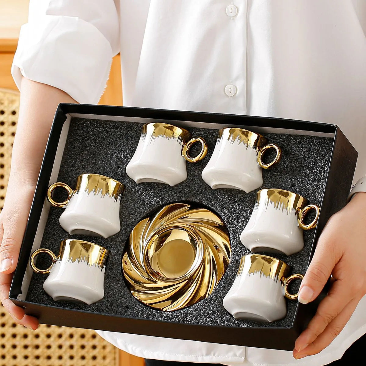 High Quality Middle East Saudi Arabia Ceramic Plated Coffee Cup Plate Set Golden Cup and Saucer Gift Box Set.