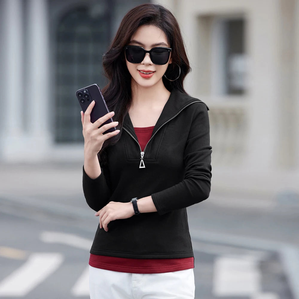 Fake two long sleeved T-shirts for women in autumn and winter, new fashionable plus size color blocked warm zipper lapel top.