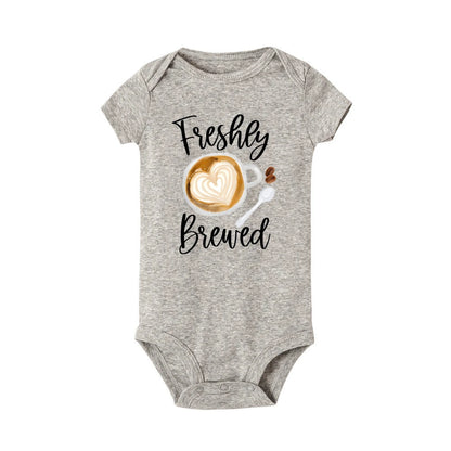 Frisch gebrühter Baby-Strampler, Kaffee, Schwangerschaftsankündigung, Neugeborenen-Body, Outfit, Kaffee, Babyparty, Geschenk, niedliche Säuglingskleidung.