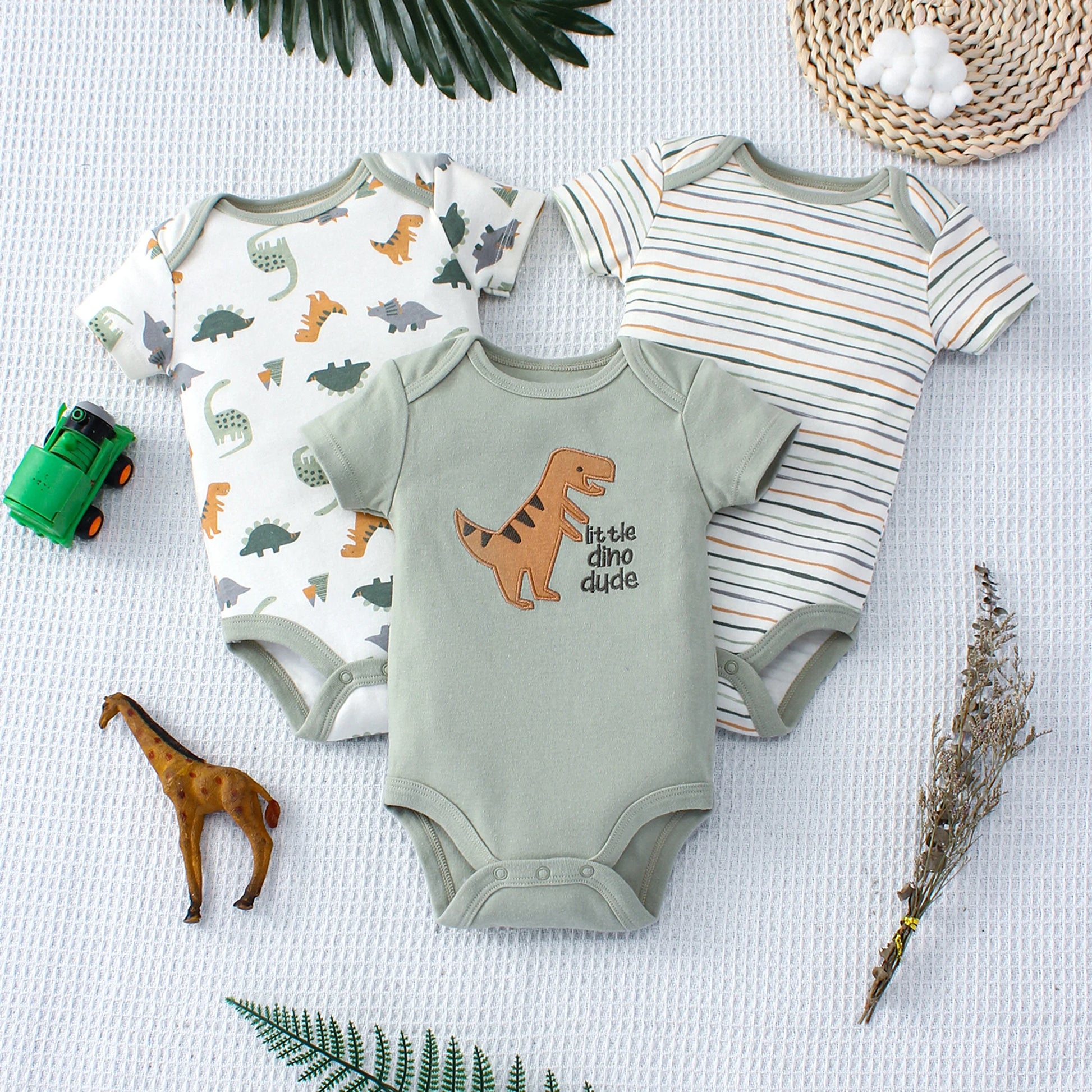3-teiliges Sommer-Baby-Body, dreiteiliges Set mit Cartoon-Dinosaurier-Muster und Streifenmuster, Knopf-Design für Jungen im Alter von 0–9 Monaten.