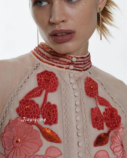 Maßgeschneiderte Jiayigong-Abschlussball-Kleider mit exquisitem Stehkragen, A-Linie, Blumen und Knöpfen aus Organza, maßgeschneiderte Anlasskleider.