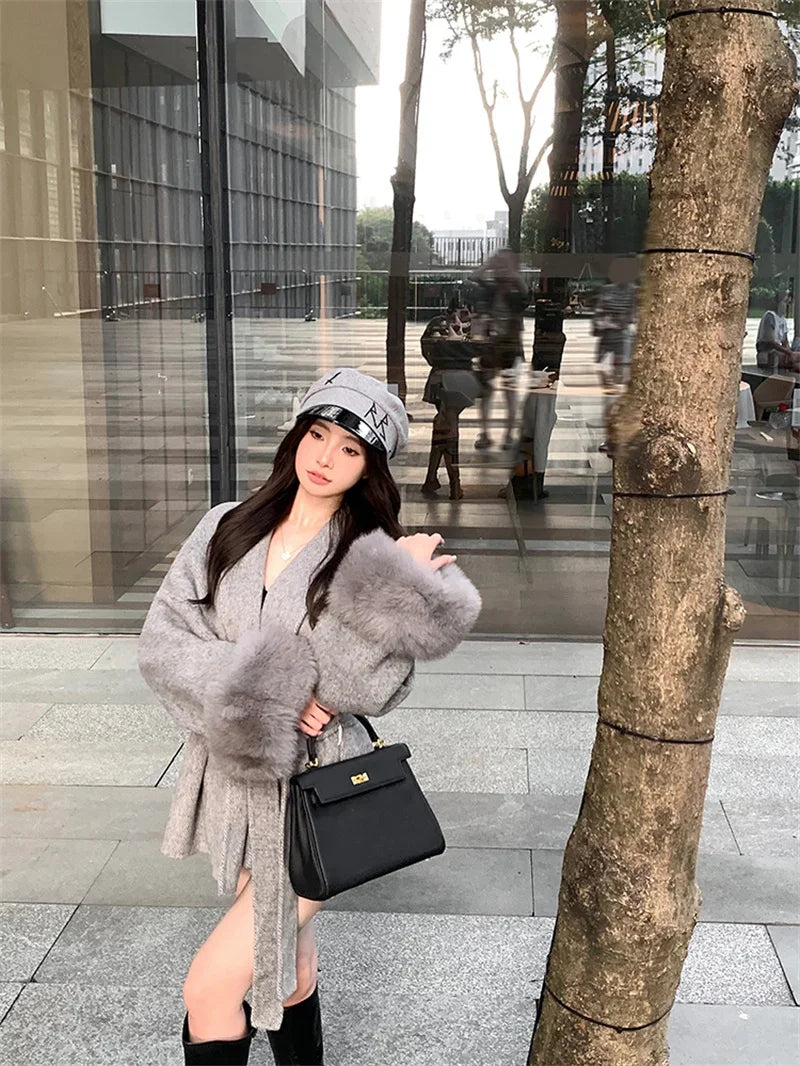 Grauer Wollmantel mit Krawatten-Taillenkollektion für Damen im Herbst und Winter 2024, neuer langärmeliger, lockerer High-End-Cape-Mantel, mittellanges Oberteil.