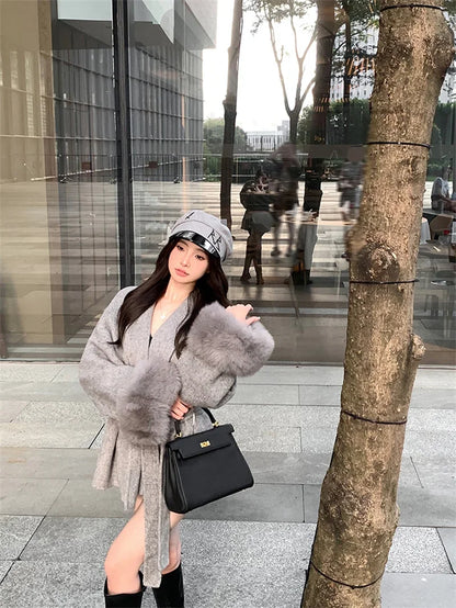 Grauer Wollmantel mit Krawatten-Taillenkollektion für Damen im Herbst und Winter 2024, neuer langärmeliger, lockerer High-End-Cape-Mantel, mittellanges Oberteil.