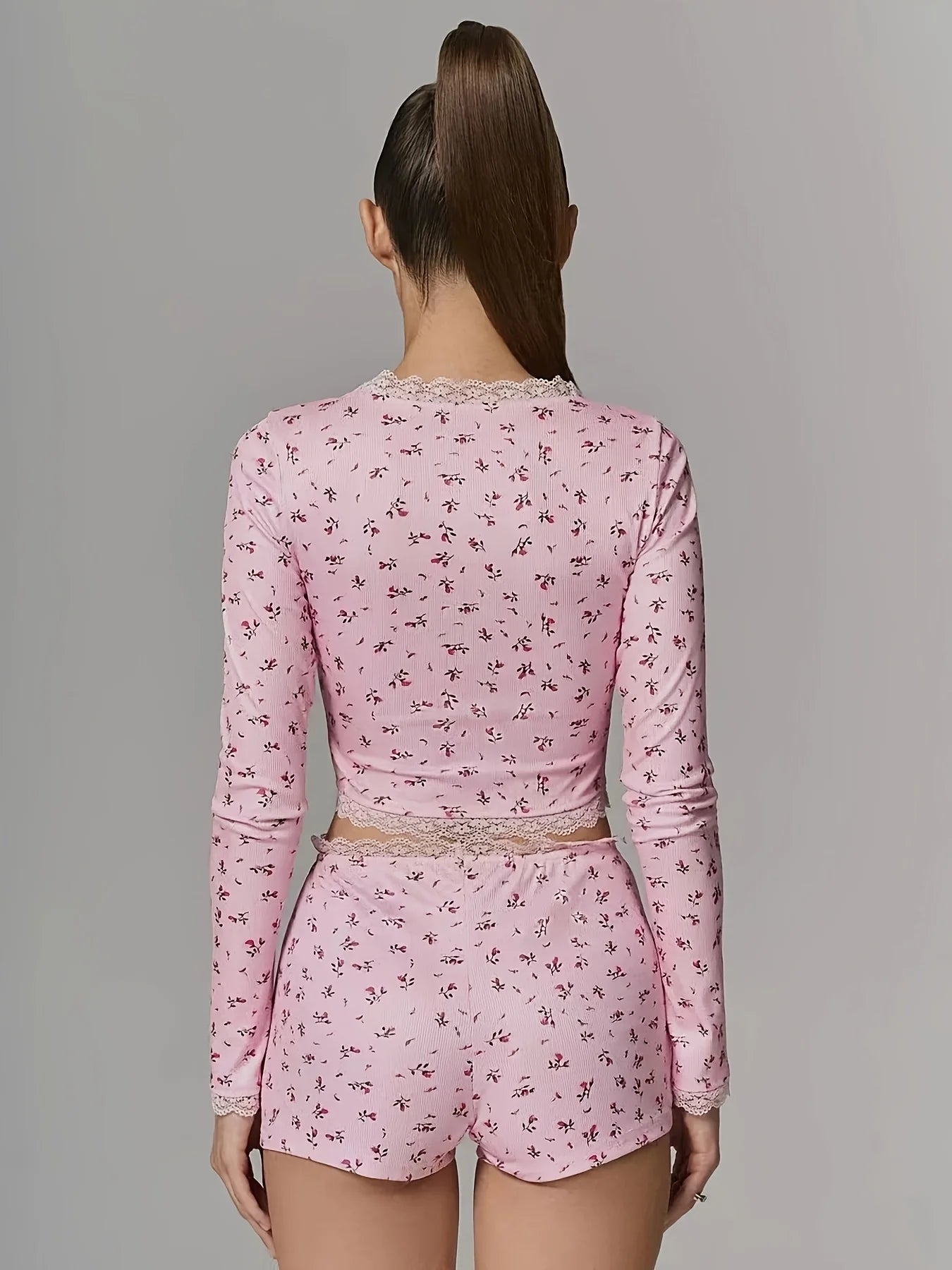 Damen-Pyjama-Set mit Blumenspitzenbesatz, vorne, kurzärmliges Oberteil und Shorts, lässige, bequeme Nachtwäsche.