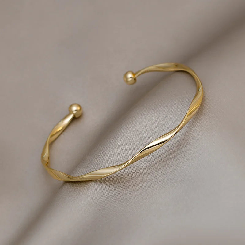 Golden Charm Bangles for Women Minimalism Fashion Twisted Couple Cuff Bracelet 2023 New Trendy Jewelry Girls Wedding Gift.