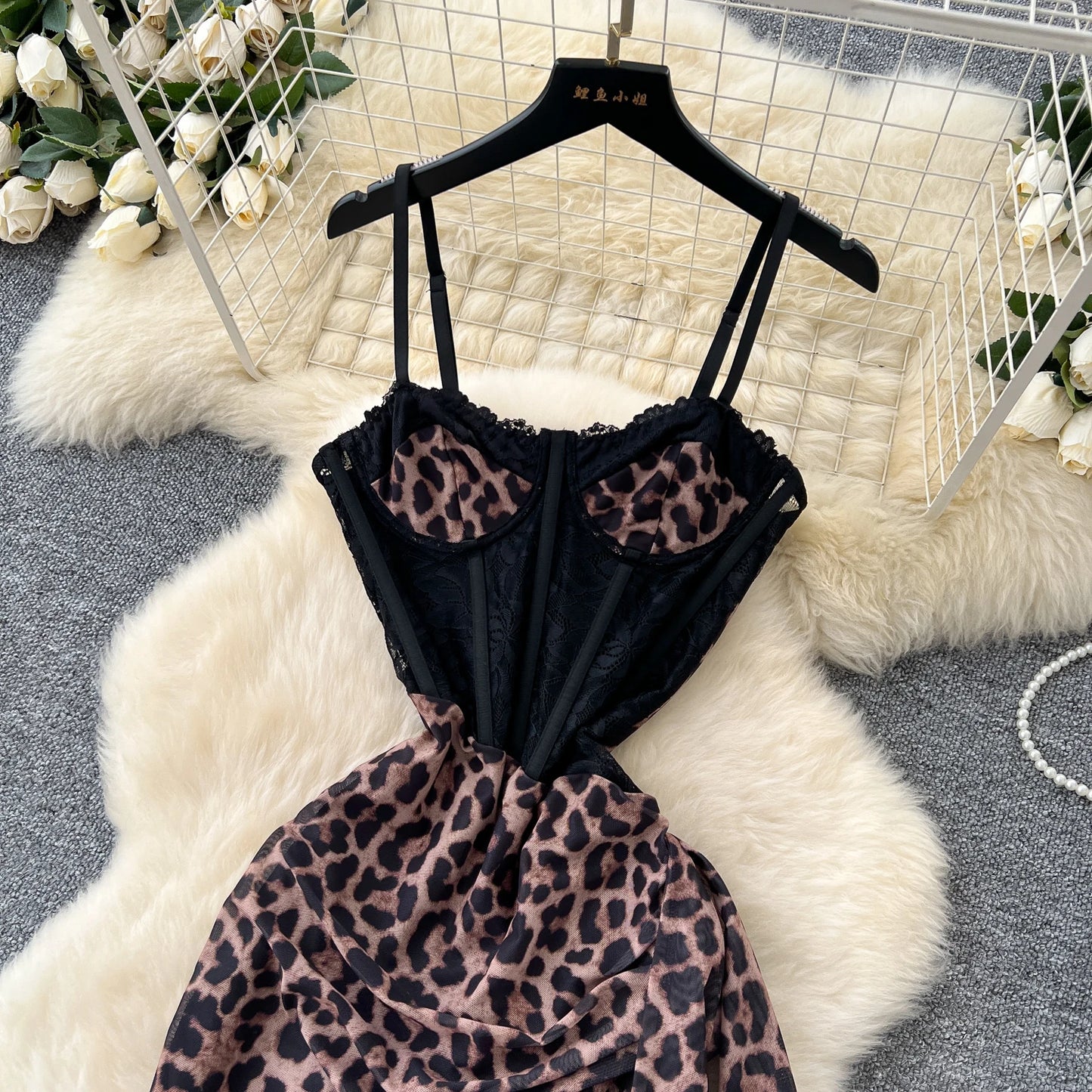 SINGREINY Sexy Party Langes Kleid Spaghettiträger Korsett Schlanke Spitze Patchwork Geraffte Mesh Rückenfrei 2025, Leopardenmuster Maxi-Sommerkleid.