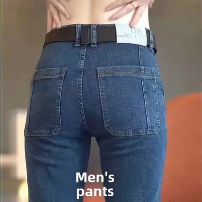 Elastische Herrenjeans, lässig, lockere Passform, mehrere Taschen, sechs Taschen, vielseitig, stilvoll, trendig, lockere Hose, männliches Modell.