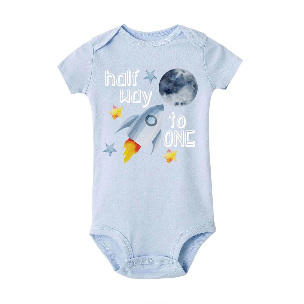Halber Geburtstag Junge Raum Stram pler auf halbem Weg zu einem halben Body Baby 6 Monate altes Outfit 6 Monate Fotoshooting Raum 1/2 Geburtstag Shirt.