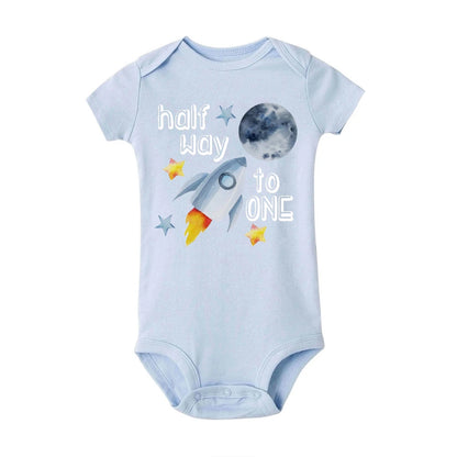 Halber Geburtstag Junge Raum Stram pler auf halbem Weg zu einem halben Body Baby 6 Monate altes Outfit 6 Monate Fotoshooting Raum 1/2 Geburtstag Shirt.