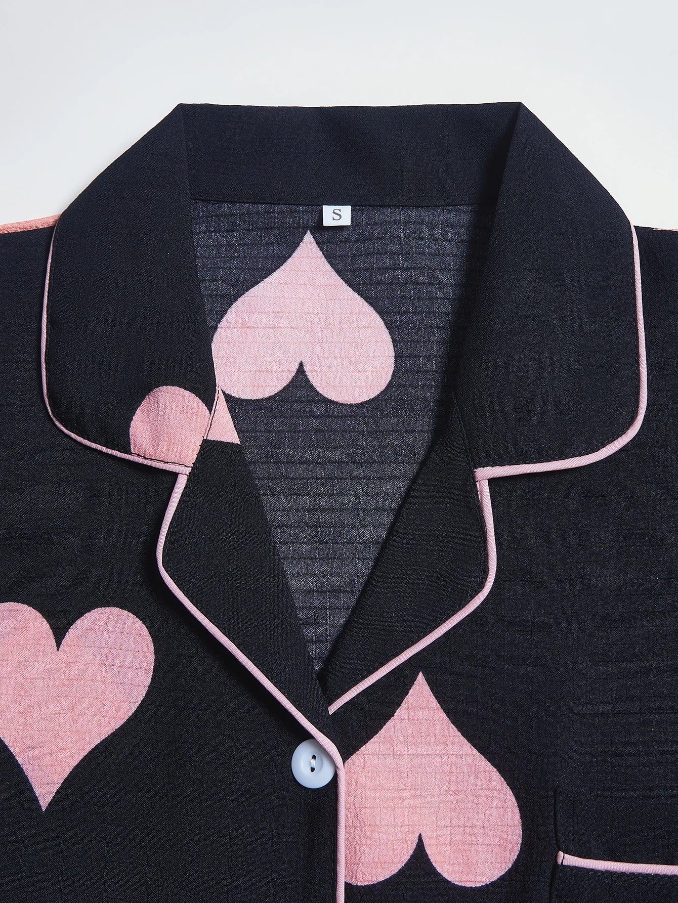 Pyjama-Set mit Herzdruck und kontrastfarbenen Paspeln, Reverskragen, Knopfleiste, bequeme Freizeit-Nachtwäsche.