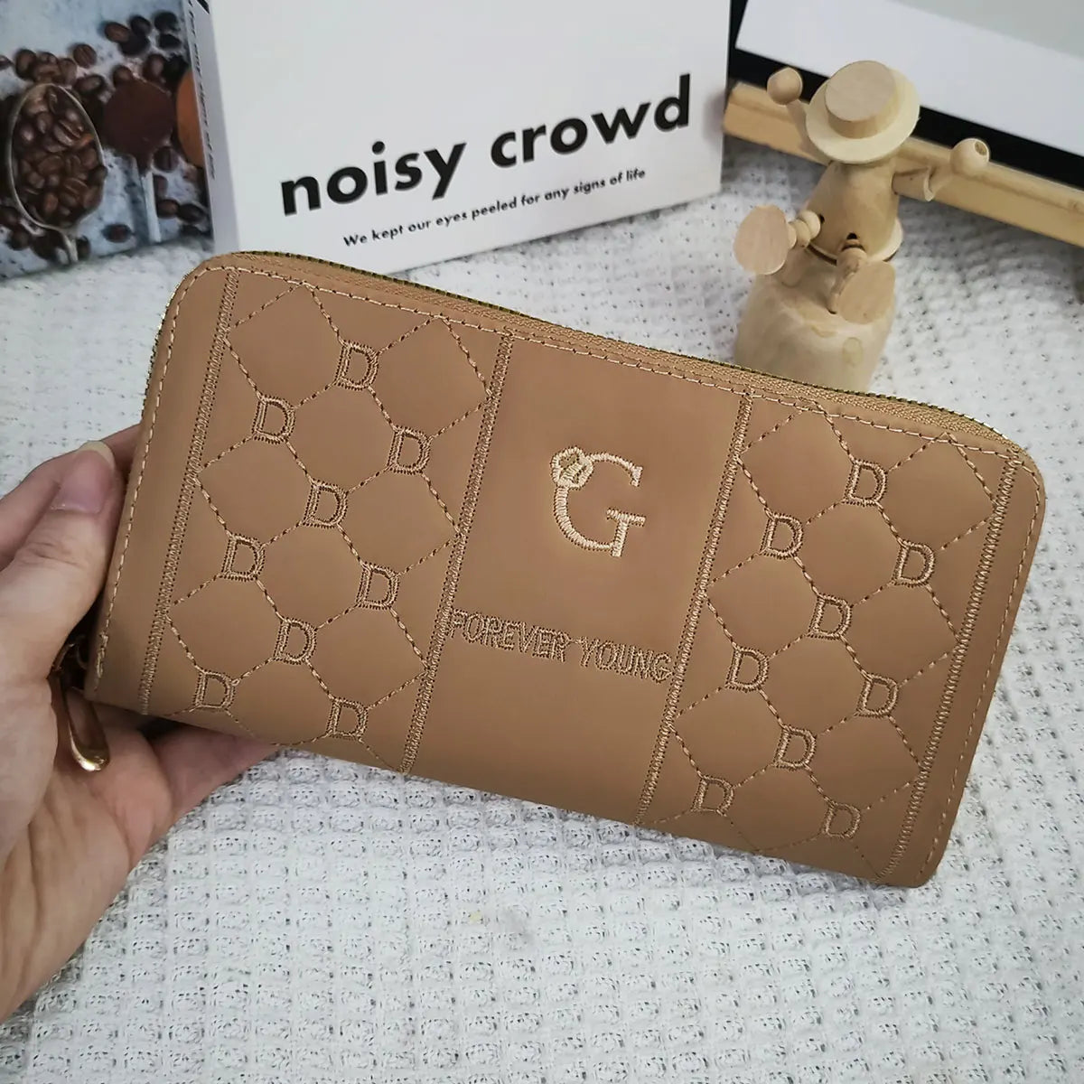 Women's wallet long letter embroidered women's long zipper versatile wallet large capacity mobile wallet.