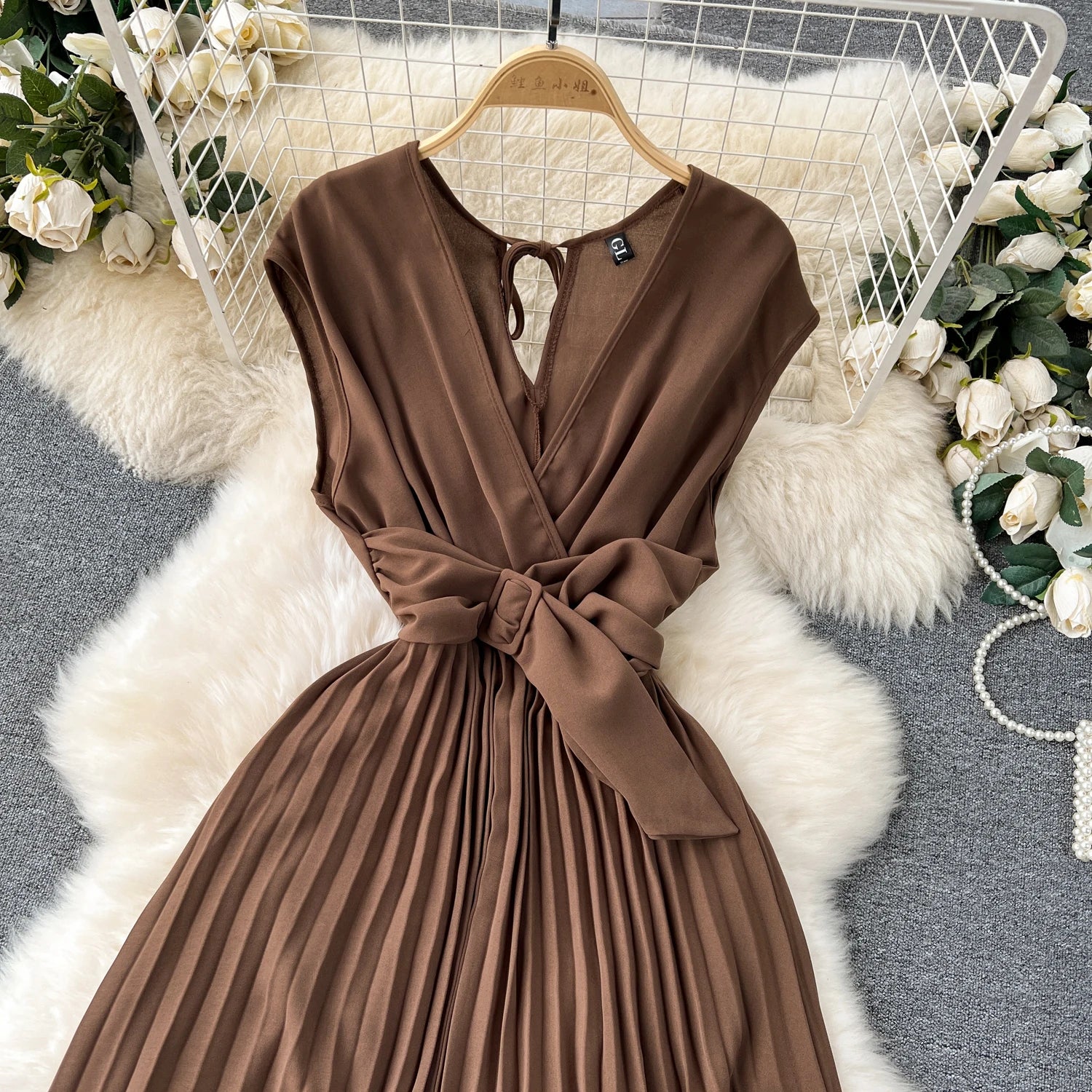 Französisch Vintage elegante Plissee Vneck Kleid A-Linie Mode Chiffon Frühling Herbst ärmellose Vestidos Frauen kleider.