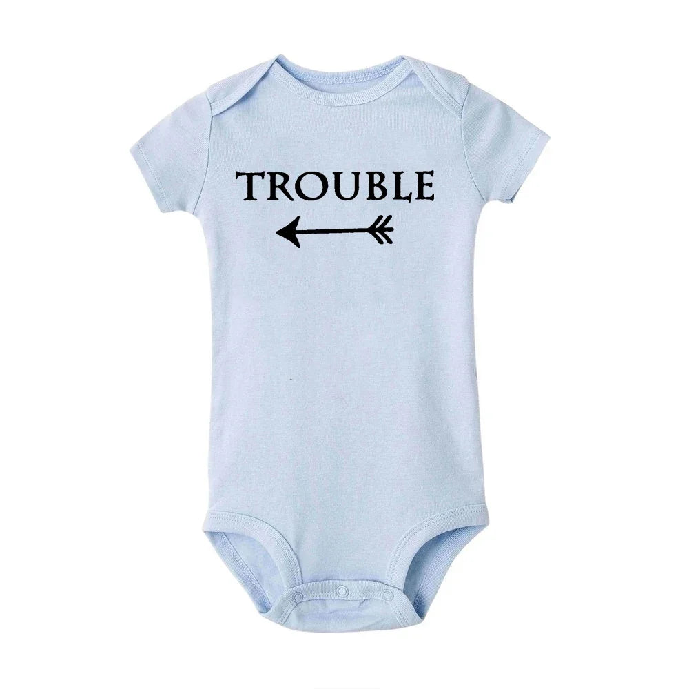 Neugeborenen Baby Bodys Doppel Ärger Twin Kinder Unisex Kurzarm Strampler Playsuits Outfits Jungen Mädchen Geboren Krabbeln Kleidung.