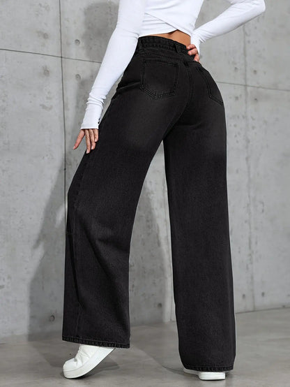 Women's straight jeans are casual in style with a comfortable fit with pockets, perfect for casual wear.