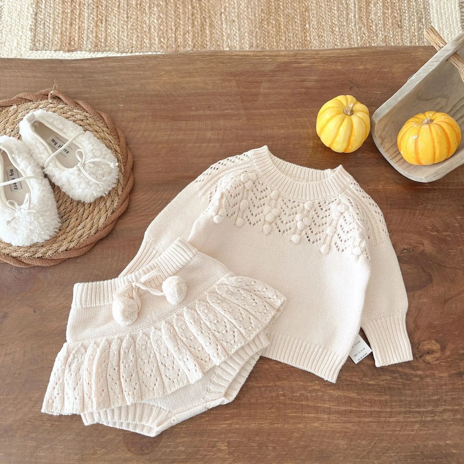Babykleidungsset 2025, Herbst und Winter, neuer Baby-Strickanzug, Handhaken, Ballpullover + Blasenball-Rock, Hose.
