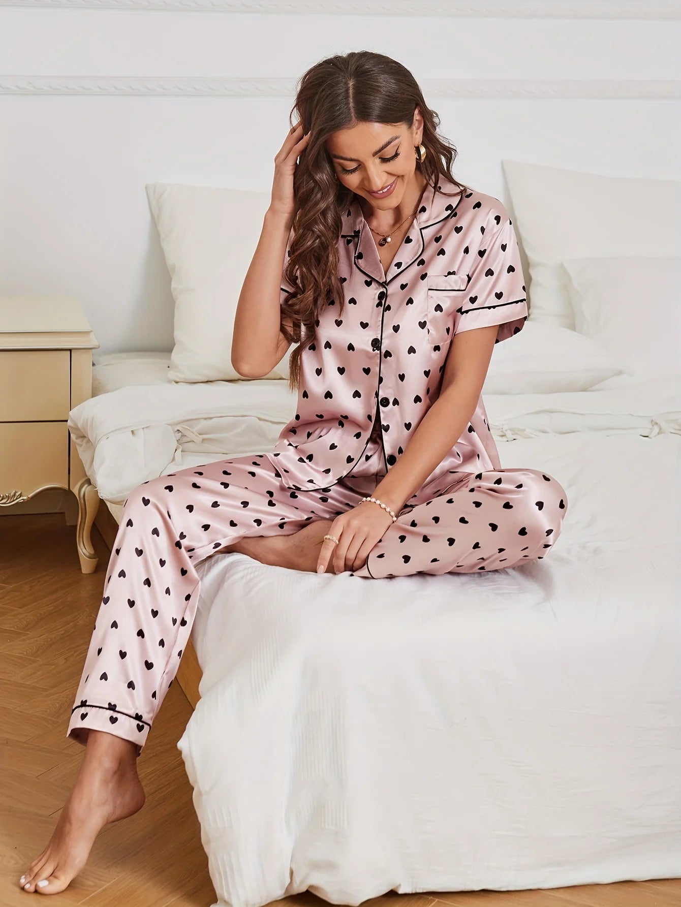 Satin-Pyjama-Set mit Herzdruck, lässig, kurzärmelig, Knöpfe, Revers, Oberteil und elastische Hose, Damen-Nachtwäsche.