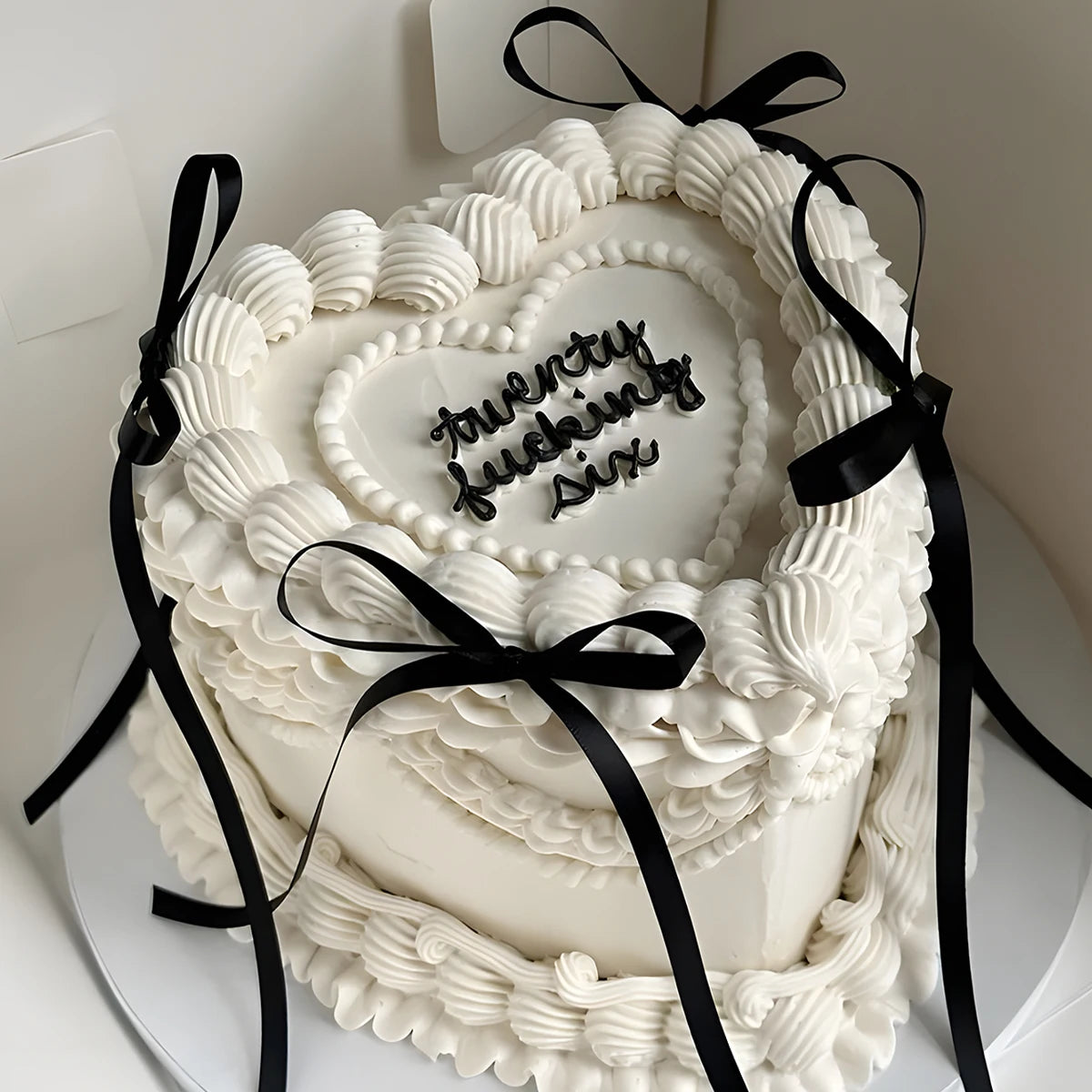 Tortenaufsatz mit Schleife und Schleife „Happy Birthday“-Schild, Kokette-Motto-Party, schwarzer Vintage-Kuchenaufsatz für Herzkuchen, Vintage-Kuchen.