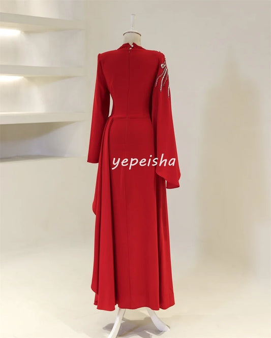 Maßgeschneiderte glitzernde Jersey-Falten, gerüscht, drapiert, mit Perlen besetzt, mit Pailletten, gerader, hoher Kragen, lange Kleider, maßgeschneiderte Anlasskleider im Retro-Stil.