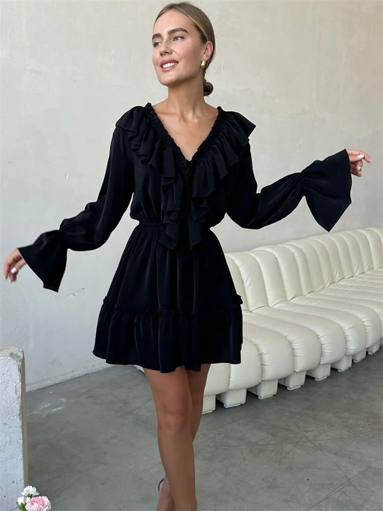 Glänzendes gekräuseltes weißes Mini kleid mit V-Ausschnitt, weibliches Patchwork, langärmliges, elegantes Verband-Mode kleid, hoch tailliertes Schnür kleid für Frauen