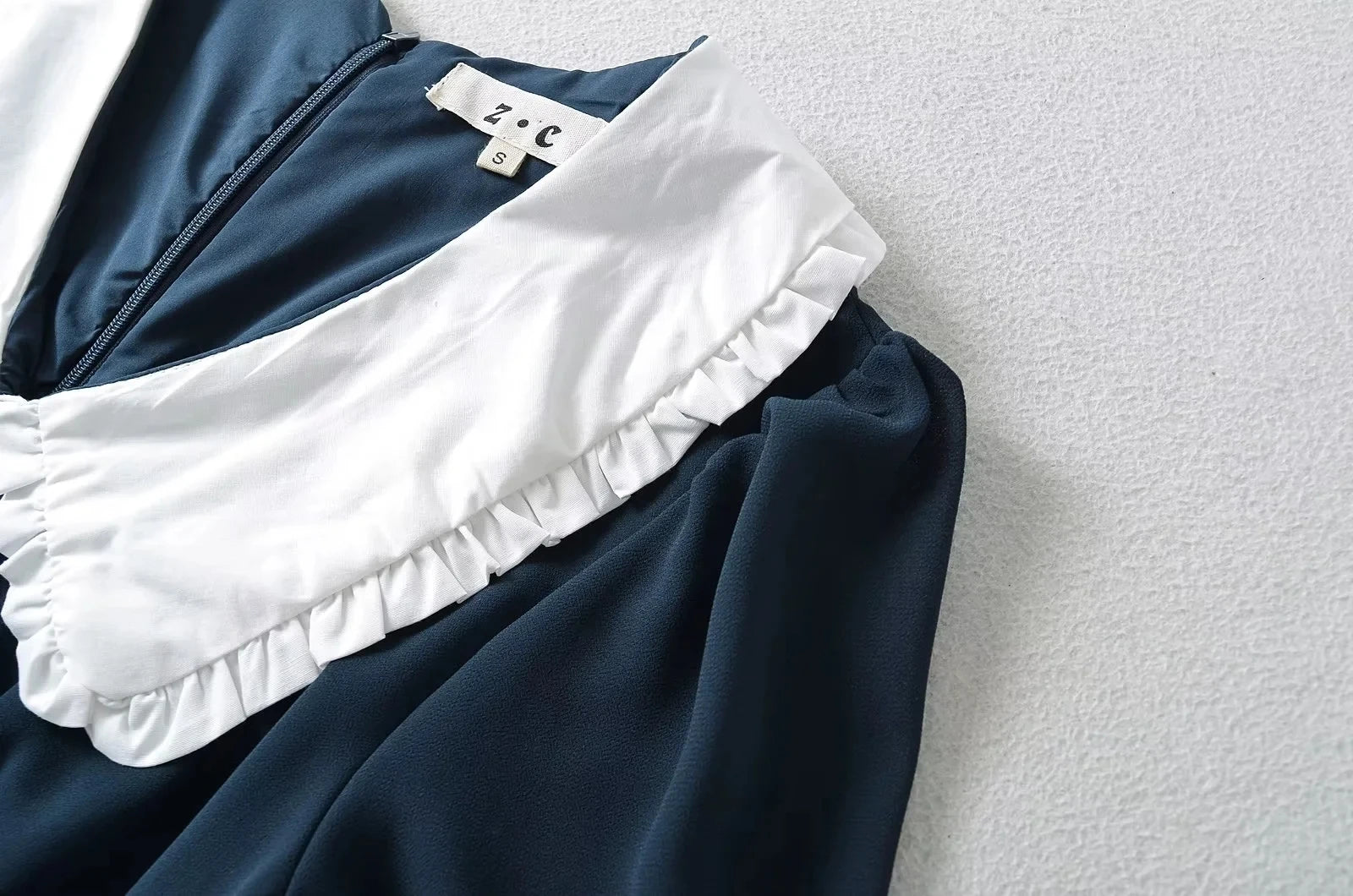 Luxus-Kleider für Damen, 2022, Sommer, kurzes Kleid, sexy, französisches Minikleid, kurzes Puffärmel-Minikleid mit Schleifendetail, Punktedruck.