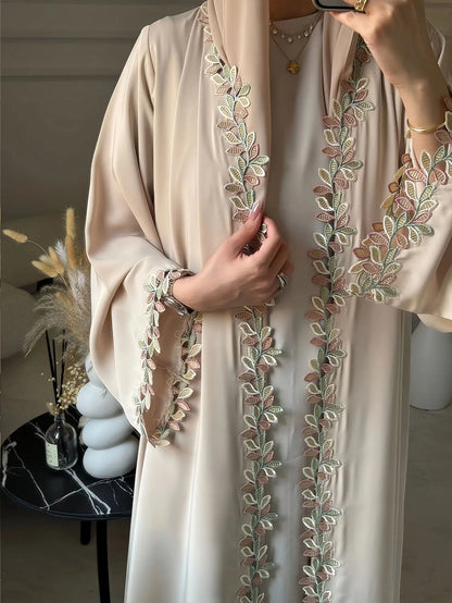 Dubai Elegante beige Abaya für muslimische Frauen – ingewöhnlich gefertigt mit mehrfarbigem Stickerei-Stück in islamischer bescheidener Mode.